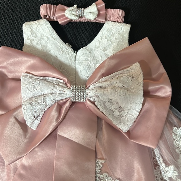 Beautiful pink gown with white lace - Picture 6 of 6